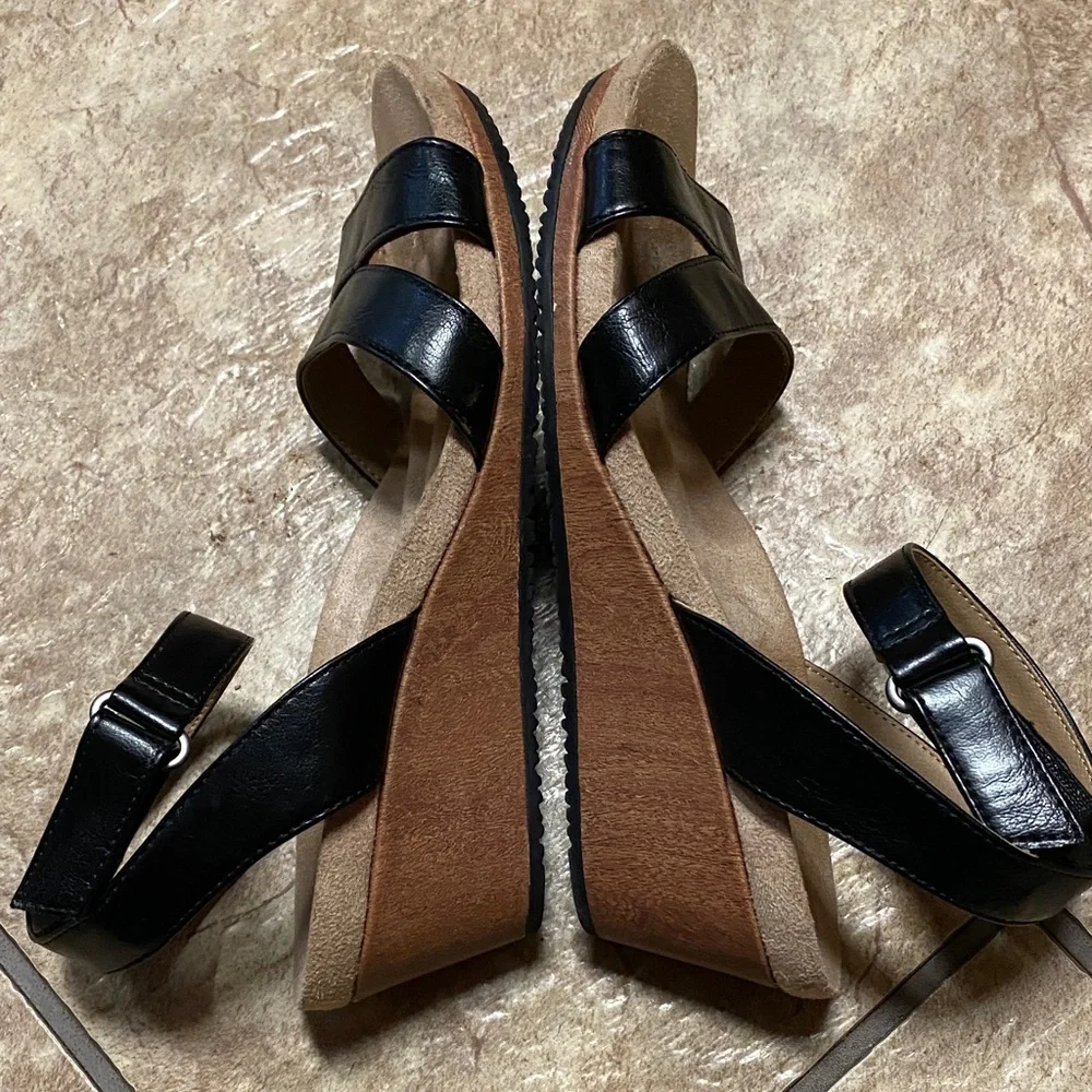 Life Stride Black and Tan Size 6.5M Women's Comfy Sandals Summer